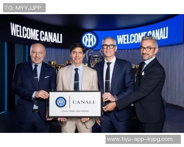 米兰老板卡迪纳莱亲临球队探访与球员阿莱格里亲切互动 米兰老板卡迪纳莱亲临球队探访与球员阿莱格里亲切互动