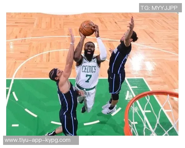 杰伦布朗半场表现惊艳12投7中砍下17分并贡献4篮板3助攻三分球命中率高达75